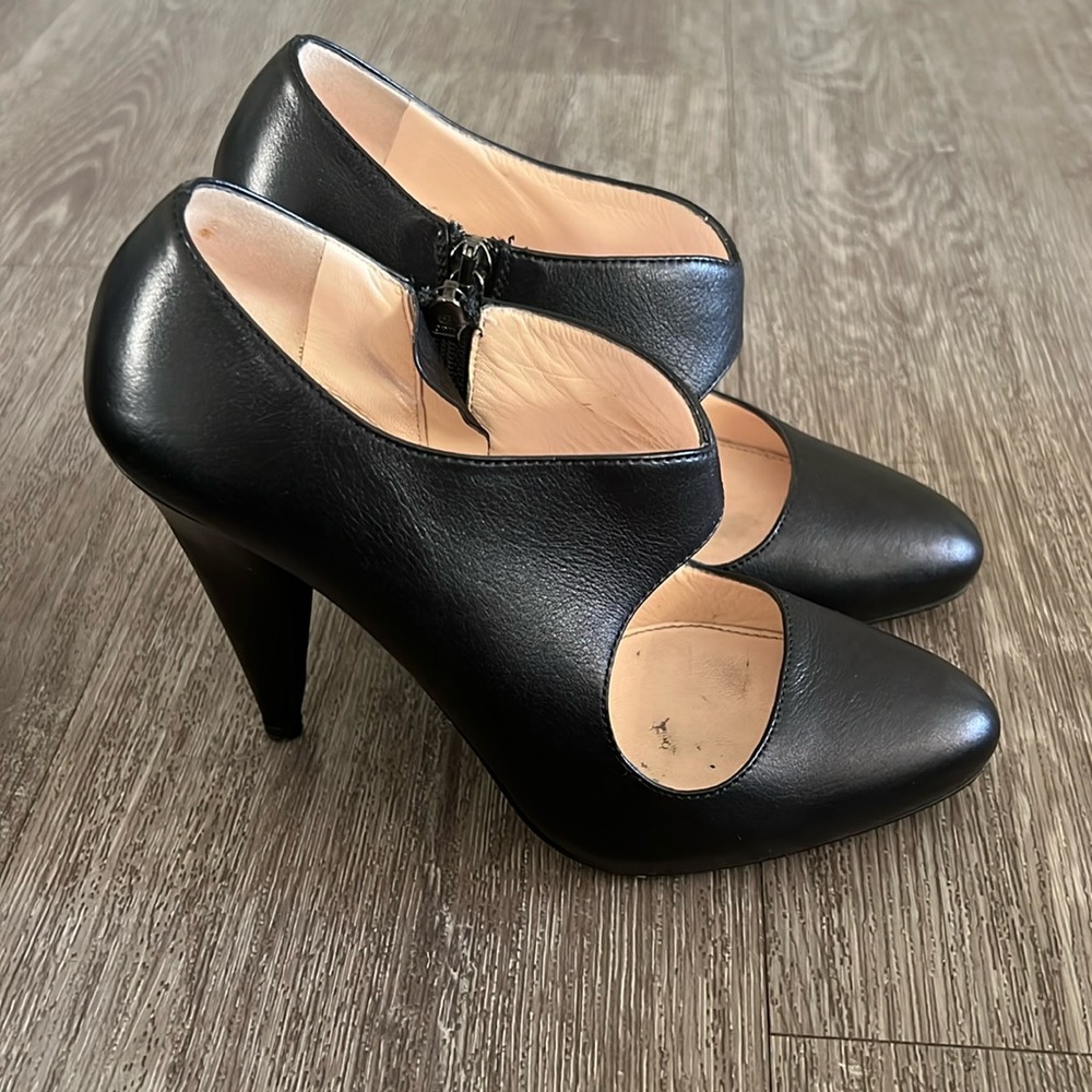 Beautiful Prada Leather pumps